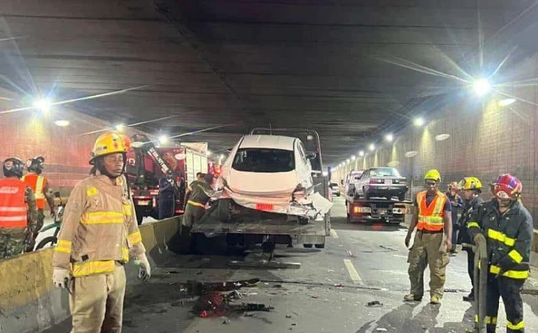 Tres heridos tras choque en el túnel de la avenida 27 de Febrer