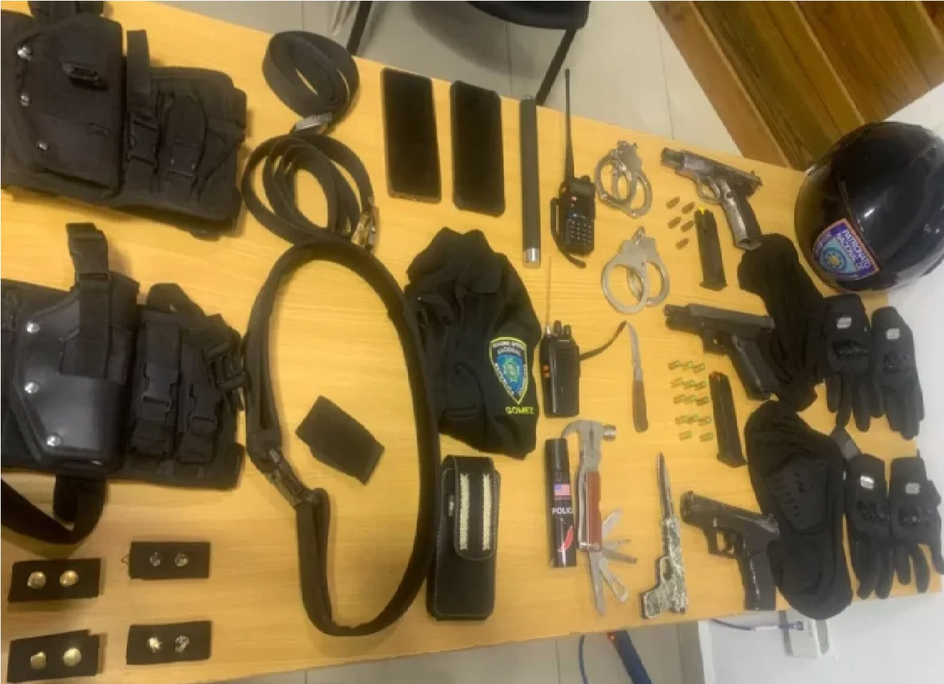 Apresan a falsos policías en el malecón de Caleta, La Romana