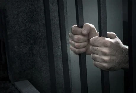 20 años de prisión por violar a su hijastra de 5 años