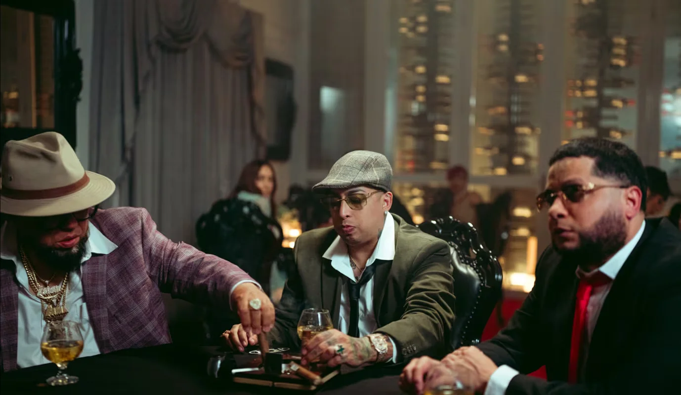 Ñengo Flow, Tempo y Ñejo unen fuerzas en el video de “La Banda”