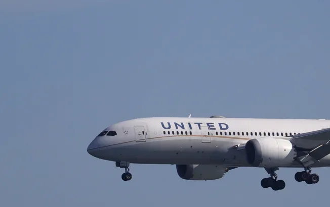 Viaje fatal: hallan cuerpo en la rueda de un avión que volaba a Hawái