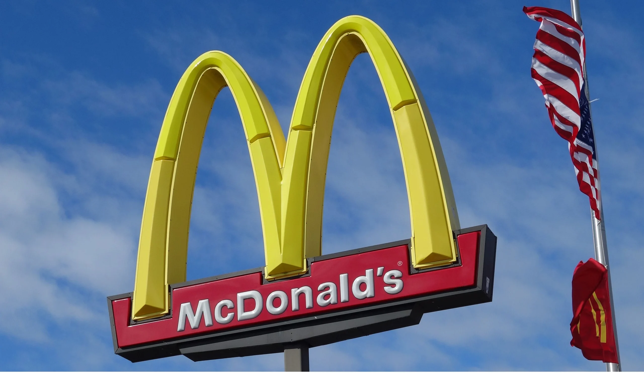 Grupo demanda a McDonald’s por becas  a estudiantes latinos