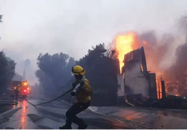 Incendios en California dejan dos muertos y obligan a evacuar a 80,000 personas