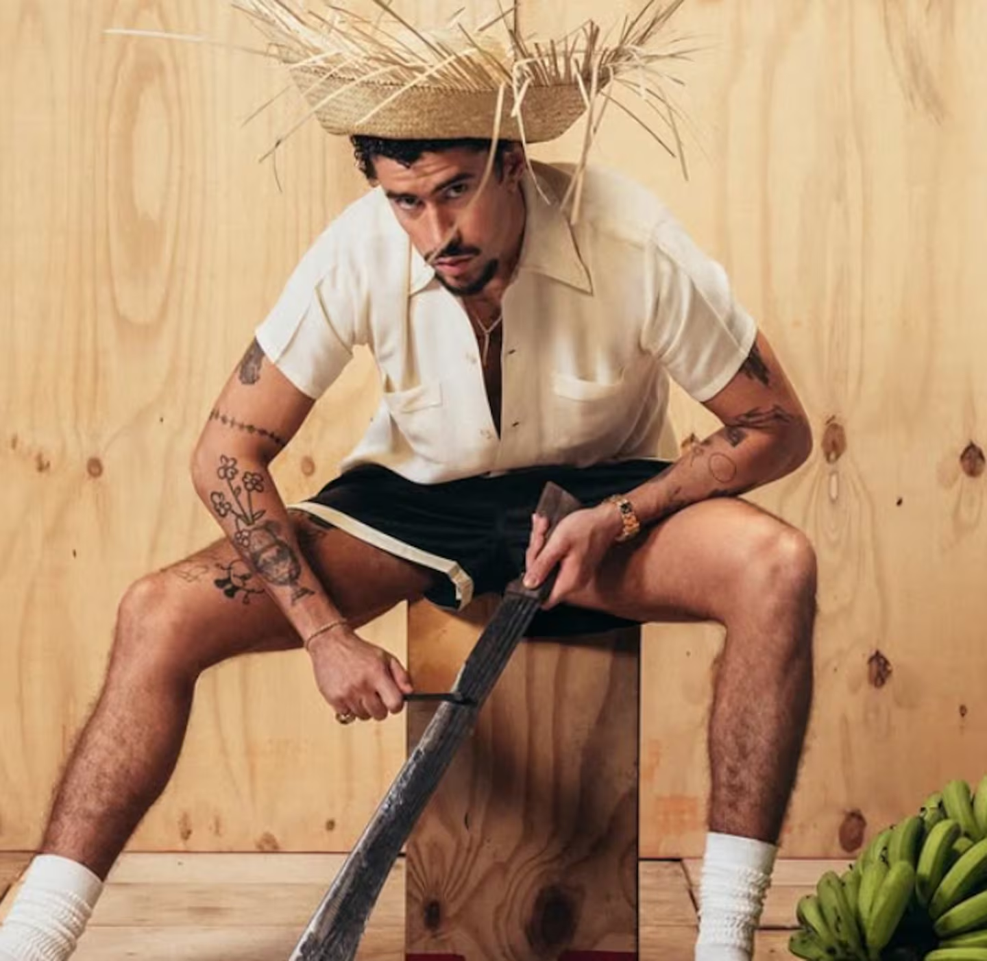 Bad Bunny celebra con plátanos y sombrero su éxito global con ‘DtMF’