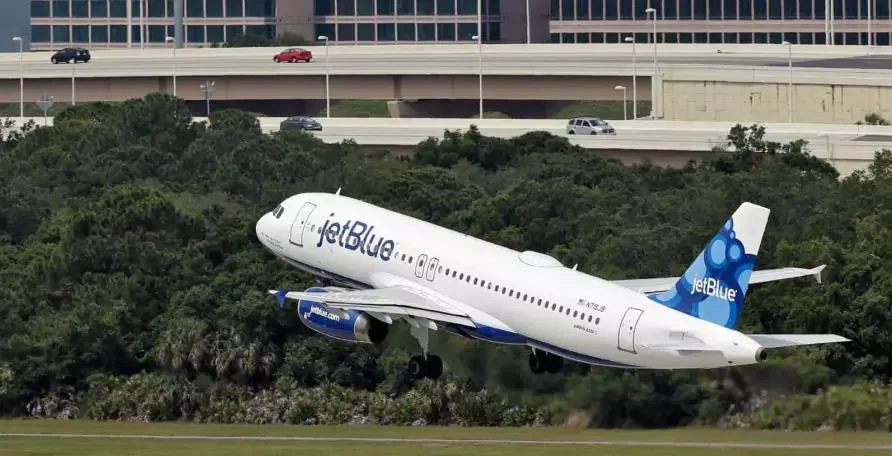 Hallan cuerpos en tren de aterrizaje de avión de JetBlue en Florida