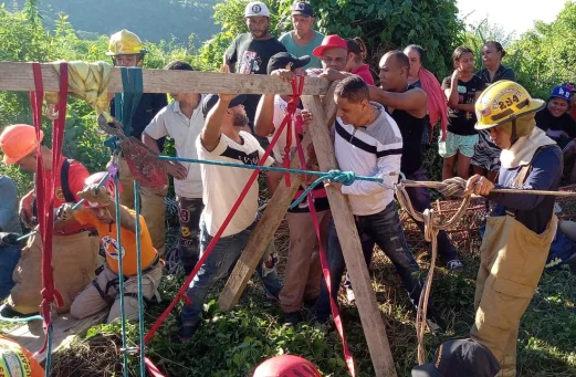 Rescatan a hombre atrapado por más de 15 horas en pozo profundo en Santiago