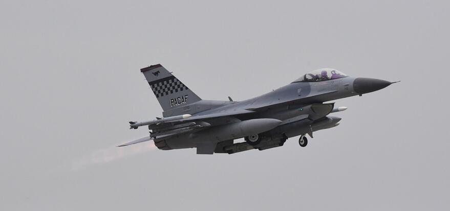 Rescate de Pilotos Tras Estrellarse un Avión Militar