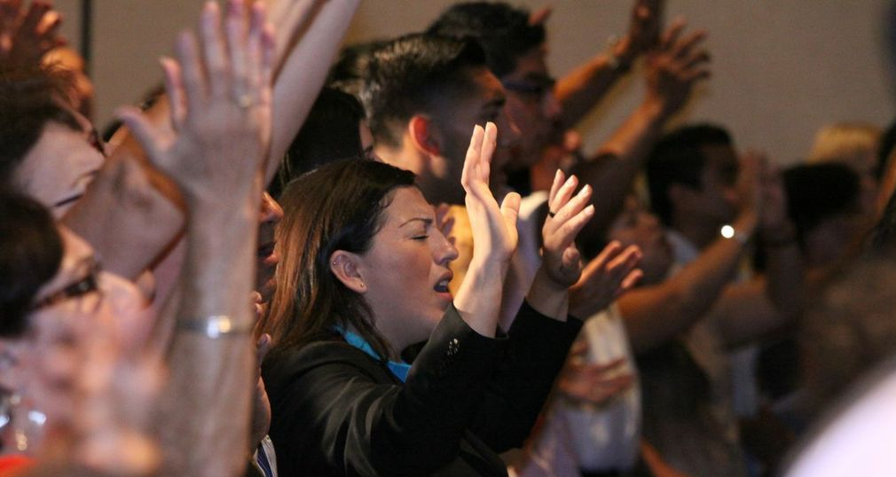 Organizaciones religiosas demandan a Trump por redadas migratorias en iglesias