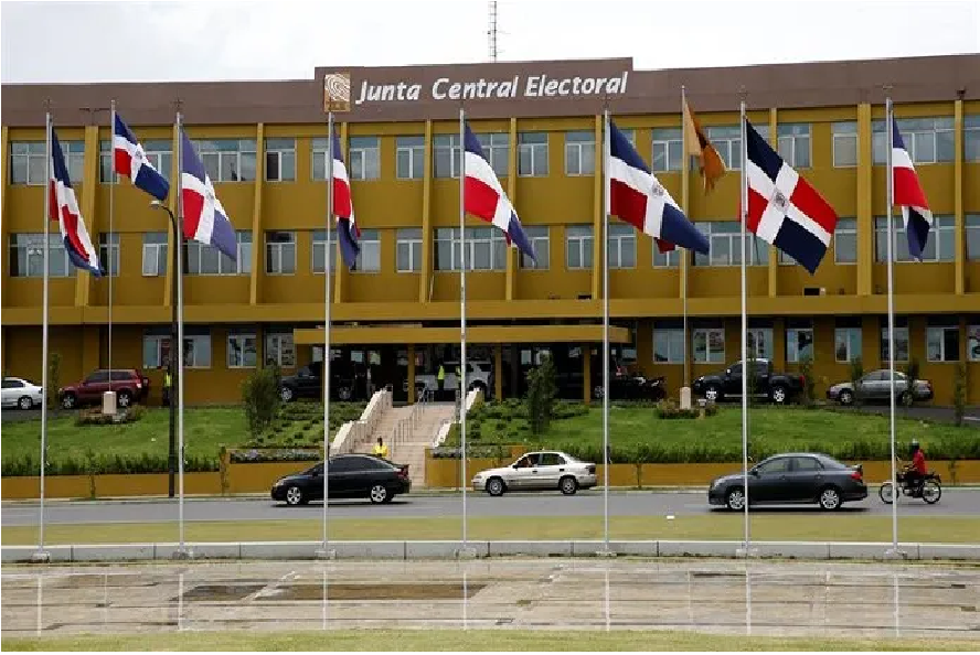 JCE entrega cédula a mujer de 73 años para cirugía de cadera