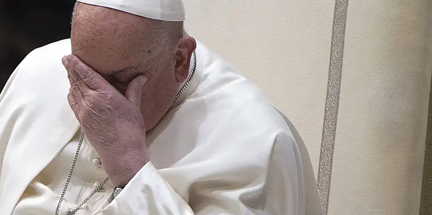 El Papa Francisco permanece hospitalizado con cuadro clínico complejo