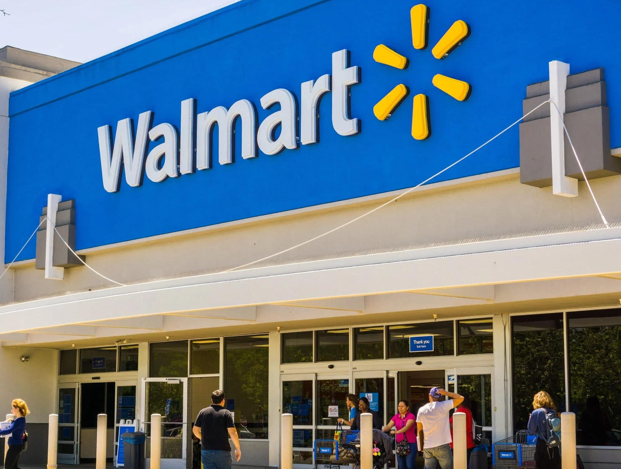 Hombre llama a ICE para que detenga latinos en Walmart