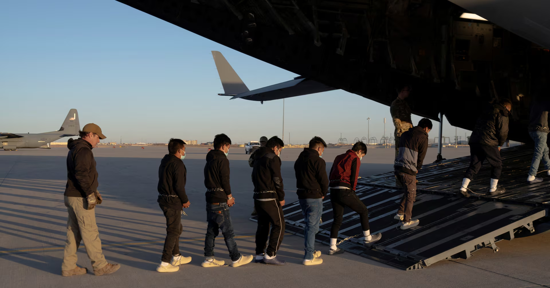 Familias reciben a dominicanos deportados en el Centro de Acogida de Haina