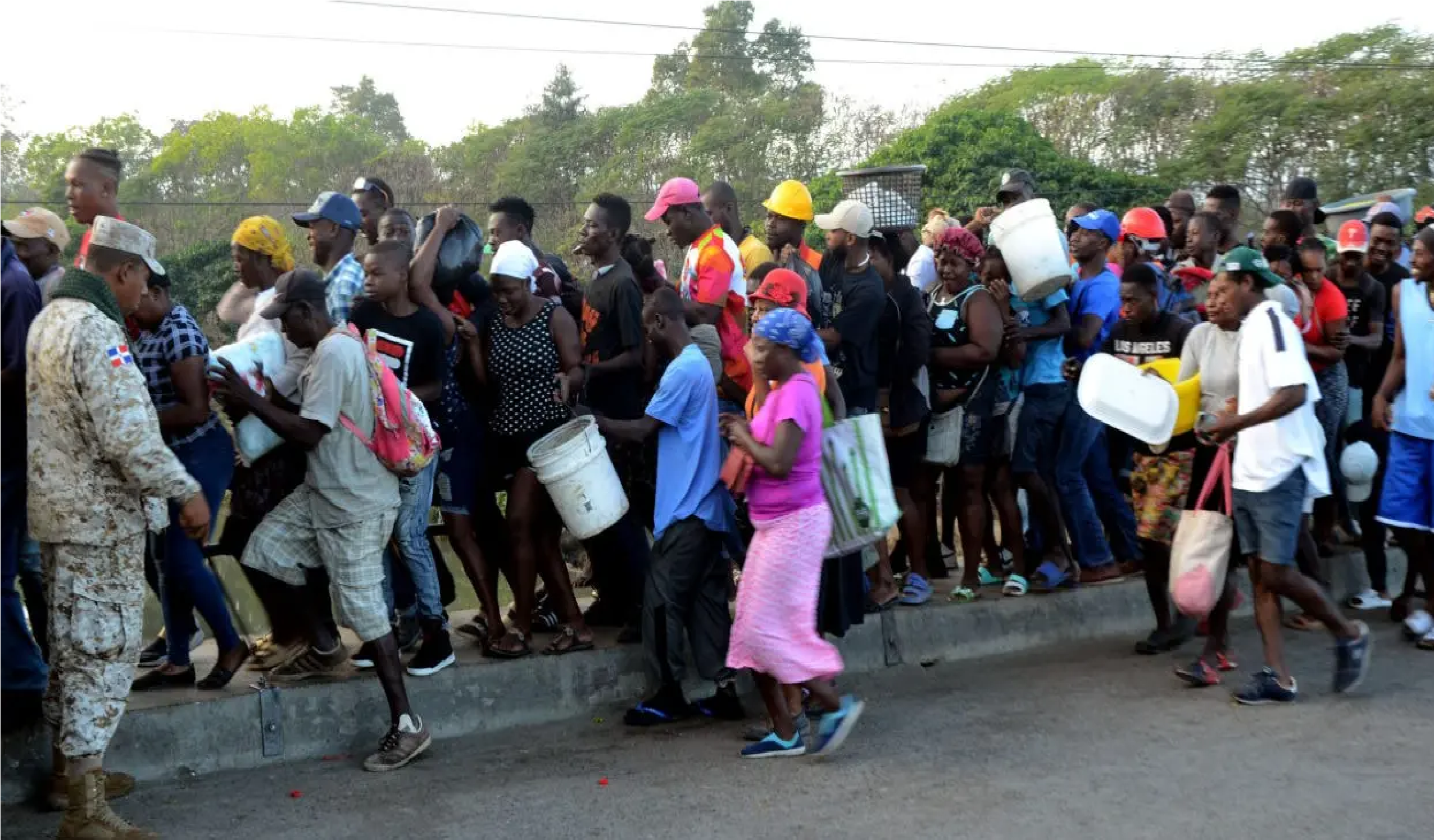 Video: Haitiano intenta desarmar a militar en Dajabón