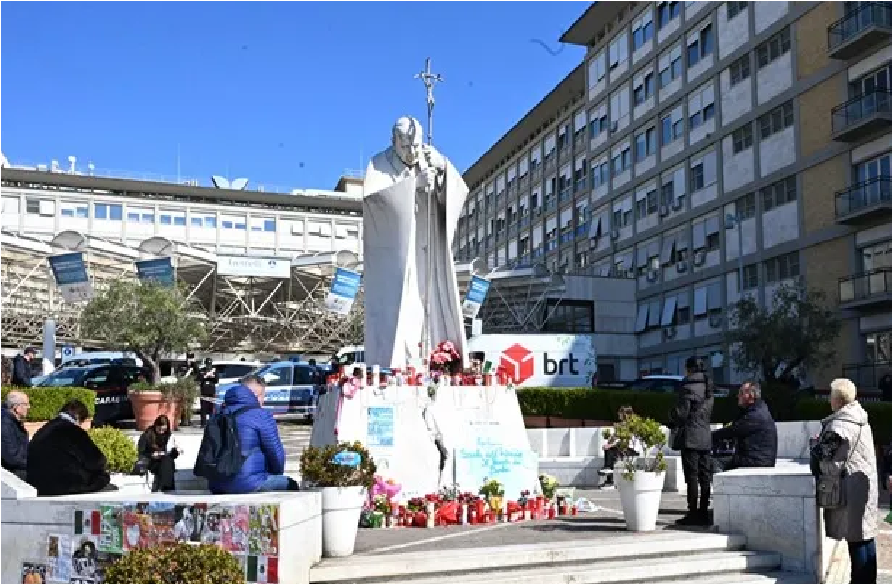 Última hora: El Papa Francisco sigue en tratamiento tras crisis respiratorias