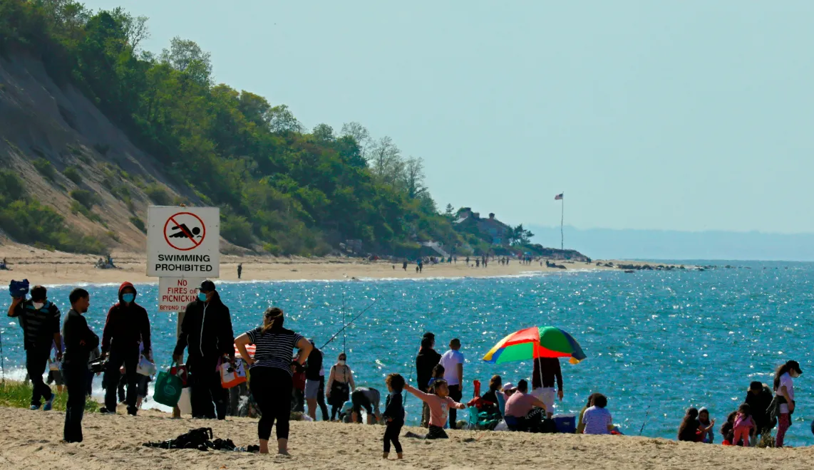 Hallan a Joven Latino Muerto a Puñaladas en Playa de Nueva York