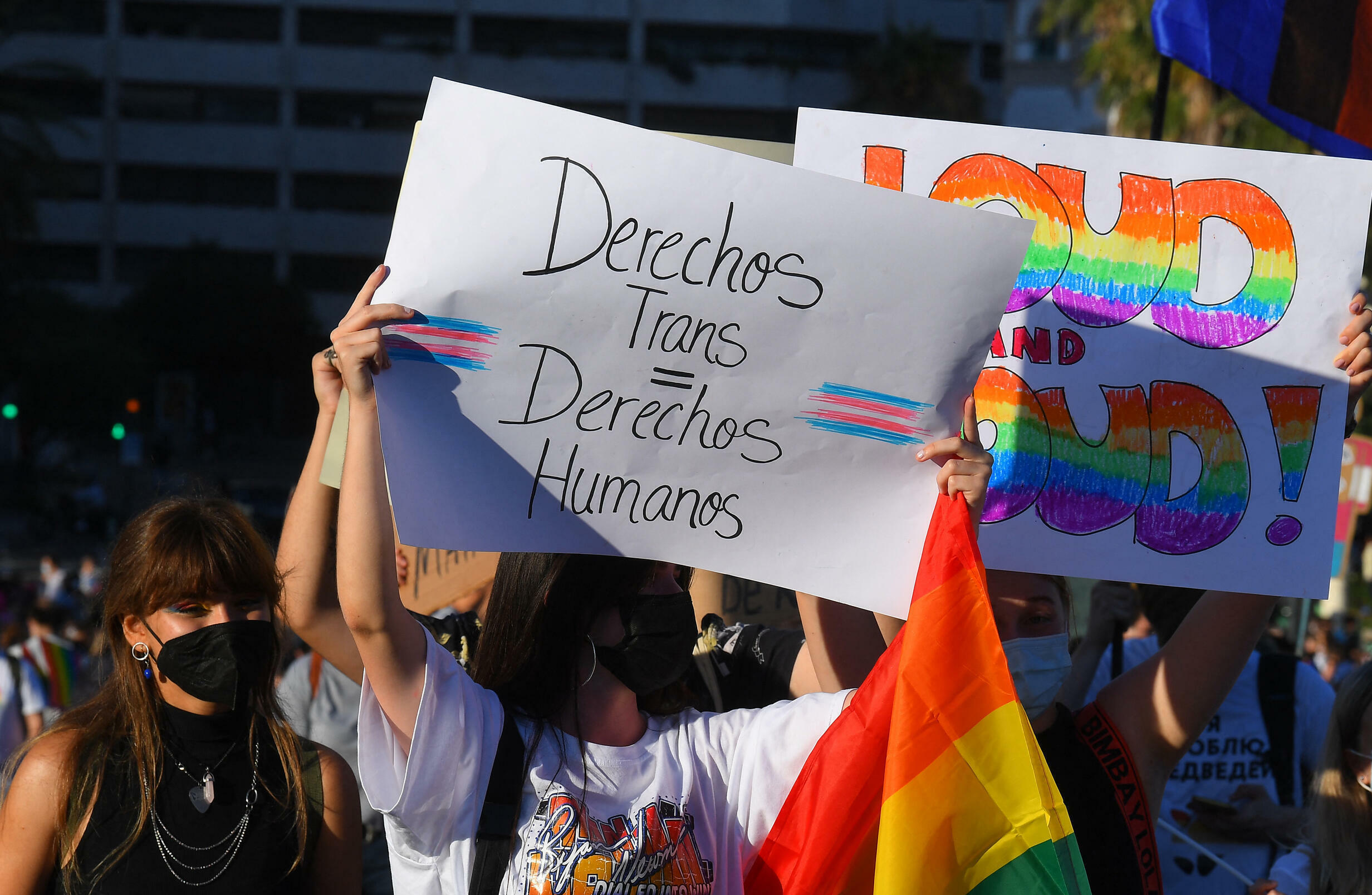 Jueza bloquea orden de Trump que restringe atención médica a jóvenes trans