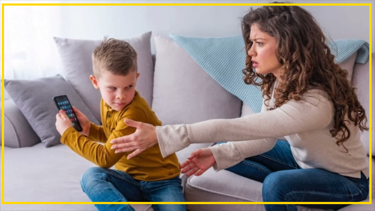 NY prohíbe celulares en escuelas y madres latinas toman el control digital en casa