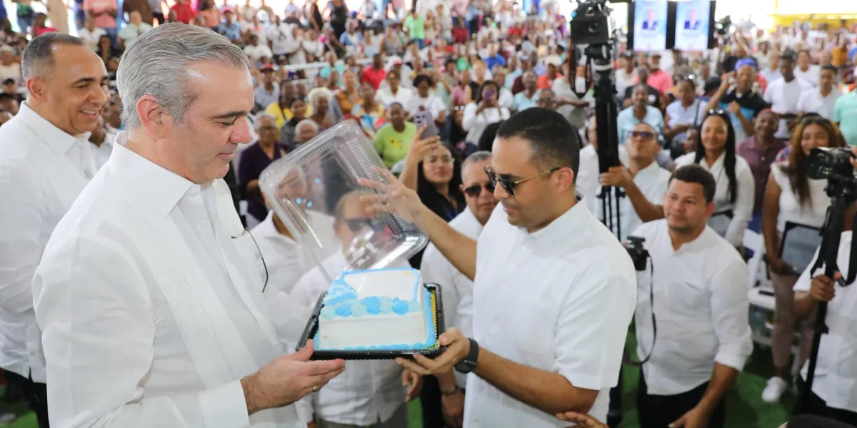Luis Abinader recibe sorpresa de cumpleaños durante entrega de títulos