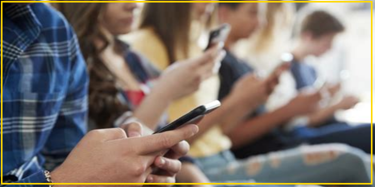 Nueva York prohíbe uso de celulares y relojes inteligentes en clases; medida impacta a estudiantes dominicanos