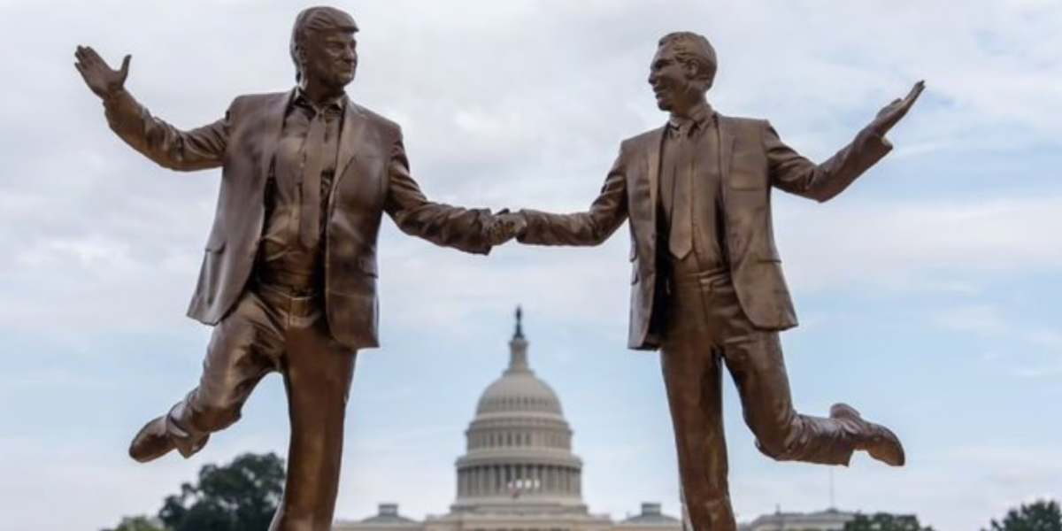 Trump y Epstein tomados de la mano: polémica estatua en el National Mall